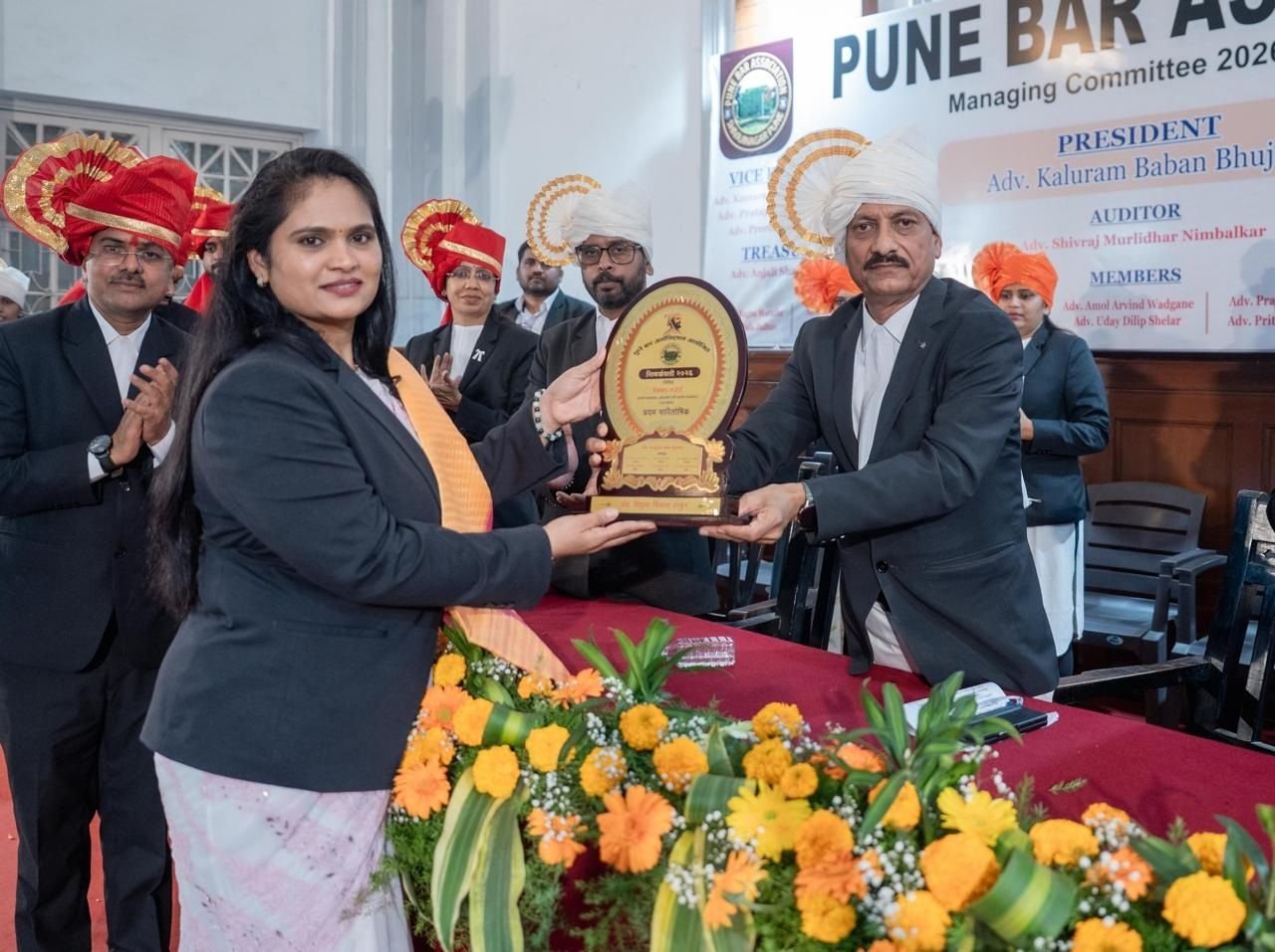 Adv. Shetall Sumbre receiving a memento from the Pune Bar Association